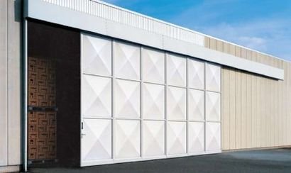Puerta corredera metálica de gran formato para nave industrial