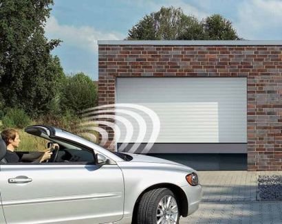 Puerta de garaje enrollable automática en vivienda residencial